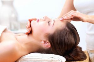 Tại sao các Spa hay sử dụng tinh dầu để xông hương phòng? Hương thơm từ tinh dầu như thế nào?